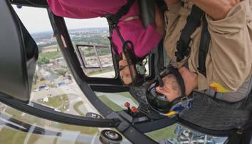 Do Česka zavítal legendární pilot. Reportérce obrátil svět vzhůru nohama