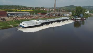 Unikátní podívaná v Lovosicích. Na vodu tam spustili tanker