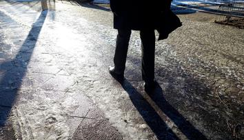 Padající sníh ze střech i kluzké chodníky. Experti řekli, kdo je za škody odpovědný