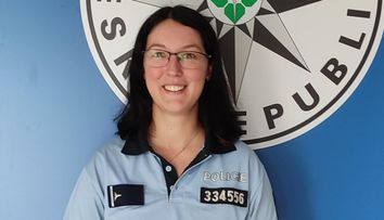 Zoufalá žena se chtěla oběsit na šále. Policistka s ní vyjednávala na stromě