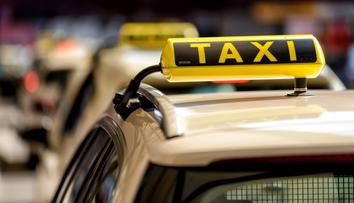Pražský taxikář našel v zavazadle 3,5 milionu korun. Teď mu hrozí vězení