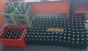 Pančovaného alkoholu mezi lidmi přibývá. Celníci už zabavili tisíce litrů