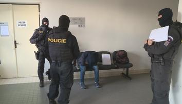 Tři cizinci surově zbili návštěvníky herny. Soud je poslal do vazby