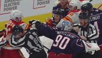 Divočina v NHL. Gólman Columbusu se pustil pěstmi do soupeře