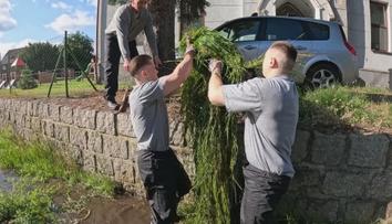 Vězni vyjeli pomáhat do Višňové. Staví tam protipovodňová opatření