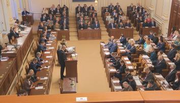 Platy politiků zmrazíme od ledna, tvrdí nová koalice. Odborníci jsou ale proti