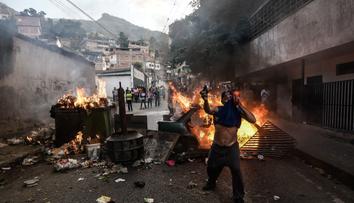 Zmařili jsme puč, hlásí Venezuela. Zemí zmítají násilné nepokoje
