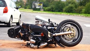 Motorkář (†20) zemřel při nehodě na jihu Čech. Ve vysoké rychlosti ztratil kontrolu