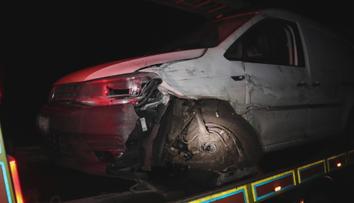 Policisté vyšetřují nehodu muže který usnul za volantem, vůbec neměl řídit
