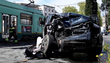 Auto italského fotbalisty smetla tramvaj. Opora Lazia i s dcerami je v nemocnici