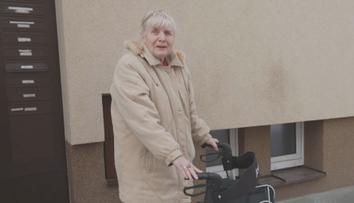 Ošklivá nehoda v Havlíčkově Brodě. Odfouknutý stánek srazil seniorku