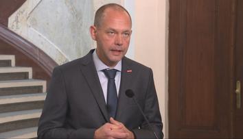 Ministr Kulhánek si stěžuje u soudu: Karlovarský kraj má čtyři poslance, přepočet byl možná chybný