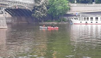 Muž skočil v Praze z mostu do Vltavy, potápěči ho našli na dně mrtvého