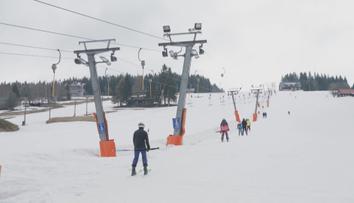 Tragédie na sjezdovce. Snowboardista zemřel v Beskydech po nárazu do stromu