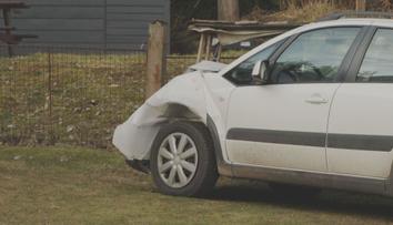 Prezidentův bodyguard způsobil nehodu. Služební auto měl řídit opilý po zabíjačce