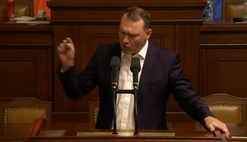 Drsné scény ve Sněmovně. Šéf poslanců SPD začal vulgárně nadávat