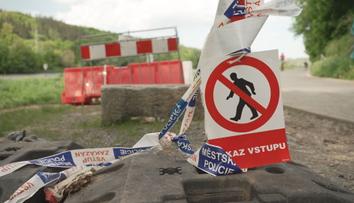 Cyklostezka na severu Prahy je uzavřená. Lidé skrze ní přesto projíždí