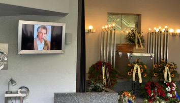 Utajený pohřeb Laufera: Zdeňka Trošku ovládly emoce, na konci zazněl potlesk
