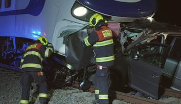 Tragédie na Chrudimsku. Vlak na přejezdu smetl auto, řidič na místě zemřel