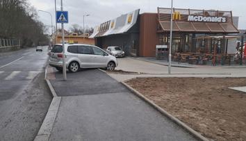 Problémy u rychlého občerstvení ve Slaném. Řidiči si pletou přechod s vjezdem