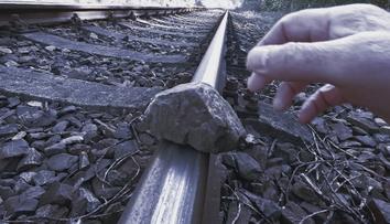 Vlak na Českolipsku opět najel na nastražené kamení. Pachateli hrozí vězení
