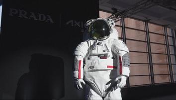 Značka Prada představila novinku. Výsledkem je vesmírná kombinéza