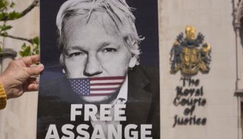 Assange je skutečně volný. Soudkyně přijala jeho dohodu s americkými úřady