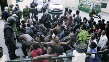 Migranti vzali útokem hranice EU, až 500 jich překonalo obří plot