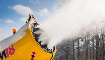 Návštěvníci Alp jsou v šoku. Lyžařské středisko už spustilo sněžné dělo