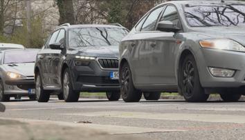 Budějovice čelí dopravní zkoušce. Problémy způsobují uzavírky i mistrovství