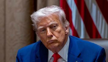 Matku i nevlastního otce zabil 17letý mladík. V plánu měl i atentát na Trumpa