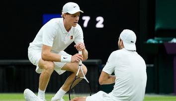 Slzy a beznaděj. Dimitrov mohl senzačně porazit Sinnera, zastavilo ho zranění