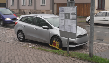 Cizinec ve svém autě týden bivakoval na trutnovské autobusové zastávce