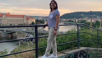 Tenisová legenda dorazila do Prahy! Poznáte „babču na cestách“?
