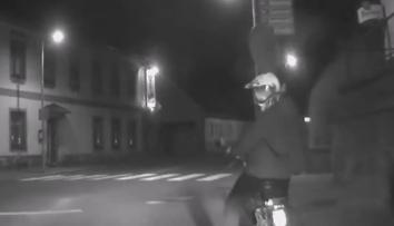 Policie naháněla opilého mladíka na babetě, nadýchal dvě promile