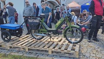 V Česku se konal největší sraz mopedů. Na Jihlavsko se jich sjelo 200