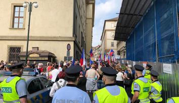 Lidé v Praze demonstrovali proti covid pasům, protestující oblehli Sněmovnu