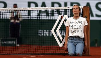 Aktivistka narušila semifinále Roland Garros. Na tričku měla zvláštní proroctví