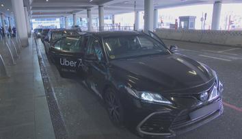 Taxíky se mají vrátit na pražské letiště. Cestující si stěžují