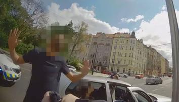 VIDEO: Mladík z jedoucího auta vystřelil u zastávky plné lidí. Zbraň zkoušel, tvrdí