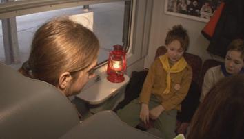 Skauti opět rozvážejí betlémské světlo. Potkat je můžete v tramvaji i na nádraží