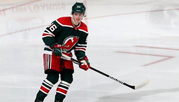 Nožičky na bruslích? Jednička draftu válí na ledě s fotbalovým míčem
