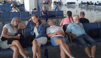 Na letišti v Tunisku uvízlo 180 Čechů. Nemáme jídlo ani informace, říká turistka