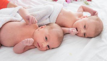 Asijská matka porodila bílá dvojčata. Klinika zaměnila embrya