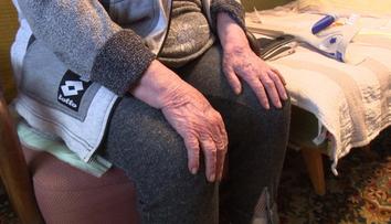 Mladík (15) chtěl znásilnit stařenku (81). Zachránilo ji, že nosí pleny!
