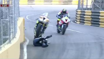 VIDEO: Děsivý pád českého motocyklisty! Řítil se proti plotu