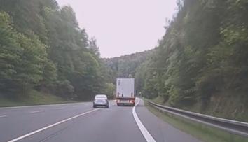 VIDEO: Předjíždění v zatáčce a na plné čáře. Řidič rapidu ohrozil několik lidí