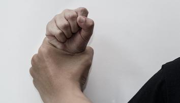 Tomáše znásilňoval jeho učitel. Podobný zážitek má každý devátý muž