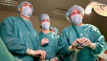 Poprvé v Česku. Lékaři v Praze zachránili miminko v děloze unikátní operací