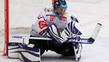 Kanadský brankář útočil na rekord extraligy, úplně zdeptal hráče Hradce